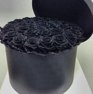Коробка с черными розами "Black of the black"